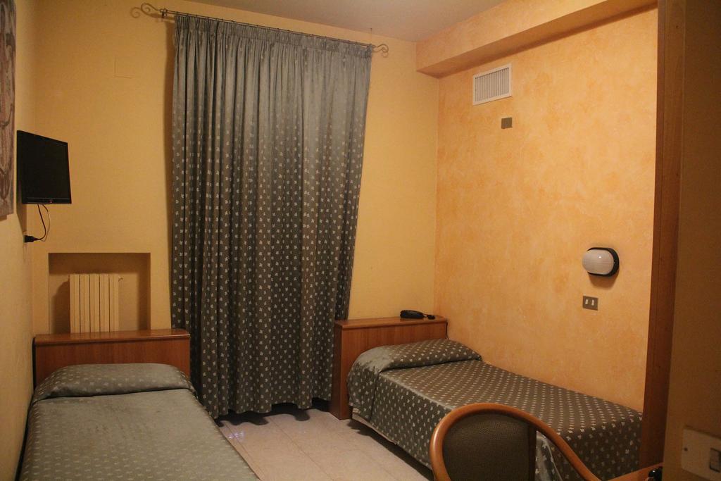 Hotel Cristal Бари Екстериор снимка